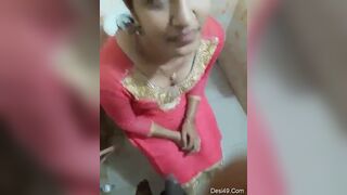 Beautiful sister-in-law sucked her cock cap in the toilet
 Indian Video