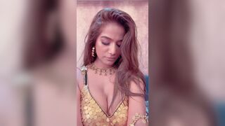 Poonam Pandey Indian Cutie Teasing Her Beautiful Boobs Video