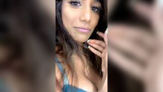 Poonam Pandey Exposed her perfect Tits While Wearing Bra in Live Onlyfans Video
