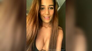 Poonam Pandey Naughty Girl Nipple Slip While Chatting to Her Fans Video