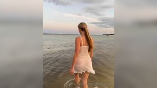 Carolinezalog Exposed Her Booty and Tits After Getting Wet in Beach Onlyfans Video