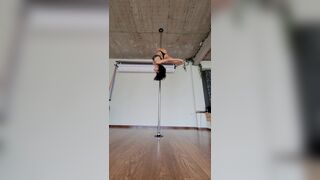 Lusty Chick Doing Hot Pole Dance Video