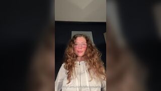 Oliviamaebae Nerdy Beauty Takes Off Her Pants and Rubs Her Pussy Onlyfans Video