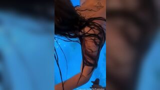 Maria Eduarda and Kamila Hotty suckling and fucking in exchange for couples in the pool