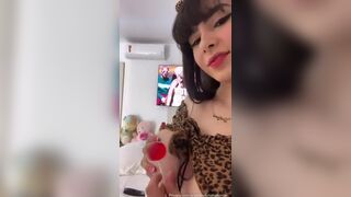 Juliana Tram Nude Showing the Breasts Sucking Lollipop