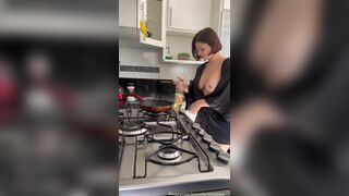 Whitefairy Chubby Hoe Cooking While Teasing With Big Ass Video