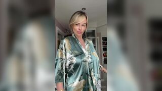 Rhiansugden Sexy Milf Shows Huge Boobs Leaked OnlyFans Video
