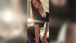 Ellieleen1 Takes Off her Pants And Shows Her Pussy Onlyfans Video