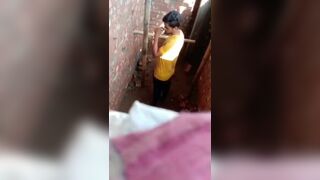 Girlfriend secretly gave blowjob to boyfriend on construction site
 Indian Video