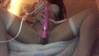 Cutie Masturbates Using her Fingers and a Vibrating Toy Cam Video