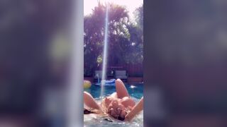 Francety Twerking Huge Booty In The Pool Onlyfans Video