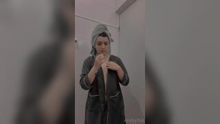 Andyytok Touches Her Curvy Ass After Shower Video