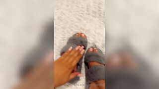 Jessthebby Showing her Clean Sexy Feets on Cam Video
