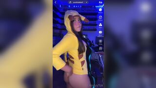 Andyytok Showing off her Nipples and Shaking Butt Cheeks Video
