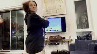 Onlyisla Cute Whore Teasing While Playing Game Onlyfans Video