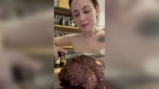 Onlyisla Lusty Milf Eating While Naked in Live Onlyfans Video