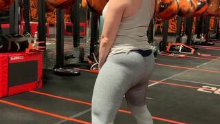 OnlyIsla Squatting In The Gym Wearing Tight Jean Onlyfans Video