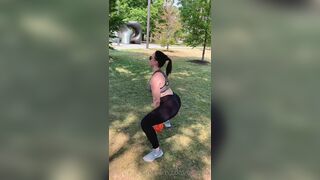 OnlyIsla Squatting Wearing Tight Jean Outdoor Onlyfans Video