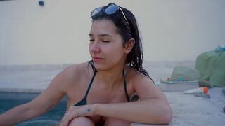 Pretty Sexy Model Gets Wet On the Pool And Reads Book On Cam Video