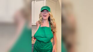 Yellz0 Making Ice Coffee While Her Big Butt Is Out Video