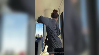 KarlyeTaylor Shaking Ass And Blow Her Bathrobe On Purpose Onlyfans Video