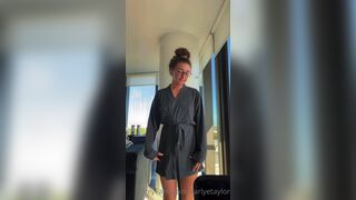 KarlyeTaylor Shaking Ass And Blow Her Bathrobe On Purpose Onlyfans Video