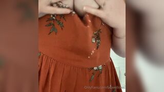 Laararose Aka Littleprincesspoppy Takes Out Her Big Boobs And Start Squeezing Onlyfans Video