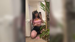 Laararose Aka Littleprincesspoppy Lifts Up Her Top And Drop Boobs Out Onlyfans Video