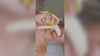 Isabellamae20 Filming Herself Deeply Sucking a Banana Onlyfans Video
