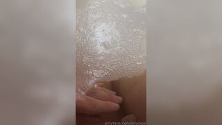 Ellalxox Start to Masturbates While Naked in Bathtub Onlyfans Video