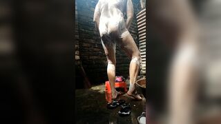 Razor on smooth pussy while bathing
 Indian Video