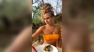 Blonde Hoe Gets Pussy Exposed While Cooking and Eating Without Panties Live Stream Video