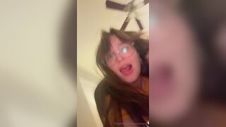 Rlrunescapegf Nerdy Showing Her Curvy Ass and Twerks it a Bit Onlyfans Video