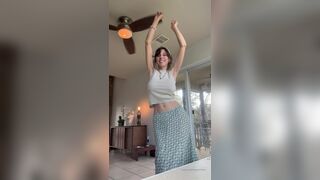 Hopelesssofrantic Showing and Shaking her Tits While Dancing Onlyfans Video