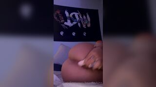 Hoesluvkinz Love to Inserting a Dildo in Her Tight Pussy Onlyfans Video