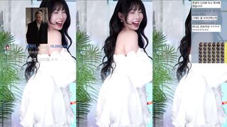 Woohankyung Dancing While Teasing Her Big Tits Leaked Video
