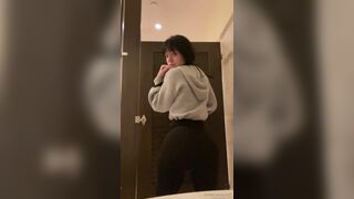 Emily Lynne Shows Her Thick Ass And Shaking It Video