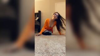 Chelsea_lynn295 Humping On Floor and Showing Herself on Cam Onlyfans Video