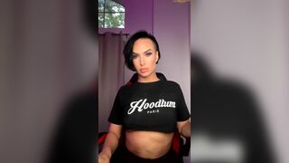 Zahra Elise Twerking Big Booty And Shows Her Abs With Tits On Live Stream Video