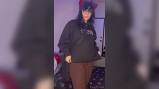 BeeFarmr Showing Her Big Booty in Tight Pants Video