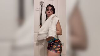 BeeFarmr Showing Off Her Sexy Figure After Getting Shower Video