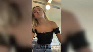 Prettybitchmia Blonde Teen Talking to her Fans in Live Onlyfans Video
