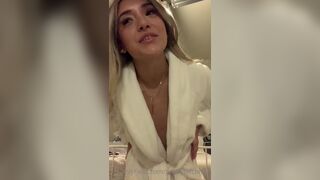 Prettybitchmia Talking to Her Fans in Live Onlyfans Video