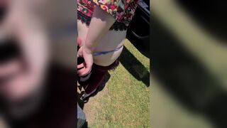 He stopped the car and put the hot girl to suck