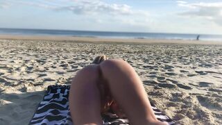 Openbare anale seks en inseminatie met vrouw op het strand