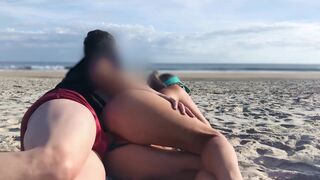 Openbare anale seks en inseminatie met vrouw op het strand