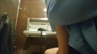 Schitterende rijpe vrouw ontmoet baas in het toilet voor snelle geslachtsgemeenschap