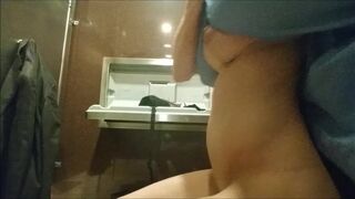 Schitterende rijpe vrouw ontmoet baas in het toilet voor snelle geslachtsgemeenschap