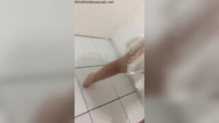 Brazilian girl twerking without panties on zap
