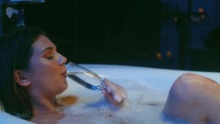Dare Taylor Kissing her Lesbian Friend While Naked in Bath tub Onlyfans Video